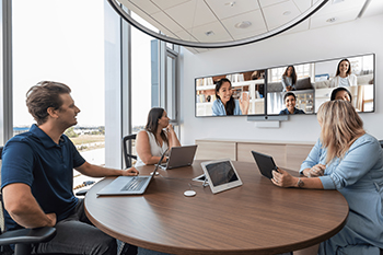 Система видеоконференцсвязи это незаменимый инструмент в бизнесе, позволяющий недорого организовать эффективную коммуникацию между всеми сотрудниками в компании